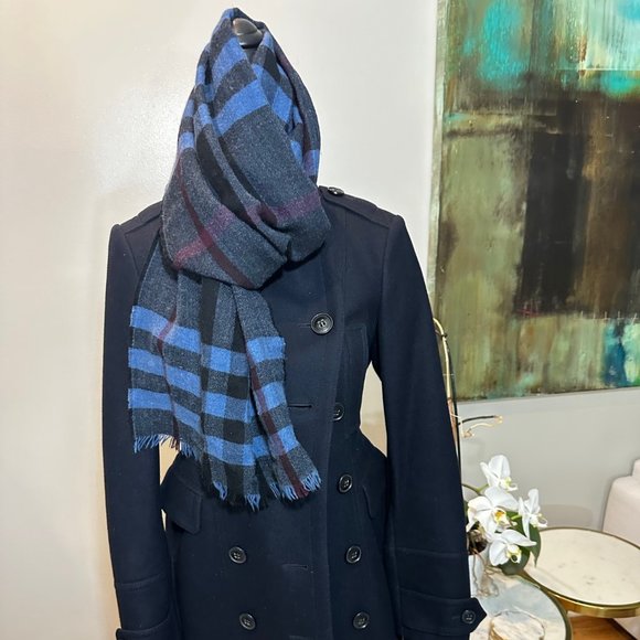 Authentic Burberry Large  Iconic Print  Scarf In Navy and Red- slightly worn - Picture 1 of 2
